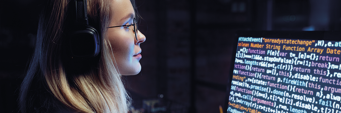 Mujer programando en un ordenador