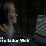 mujer programando en ordenador