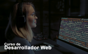 mujer programando en ordenador